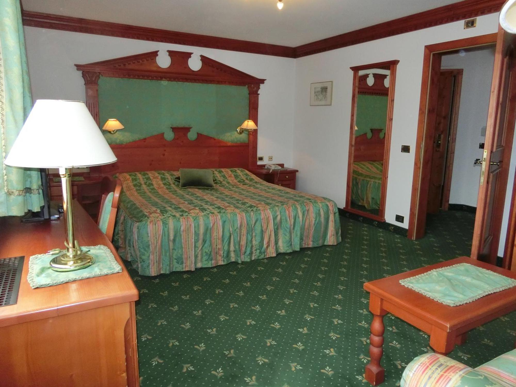 Garni Criss Aparthotel Колфоско Екстериор снимка