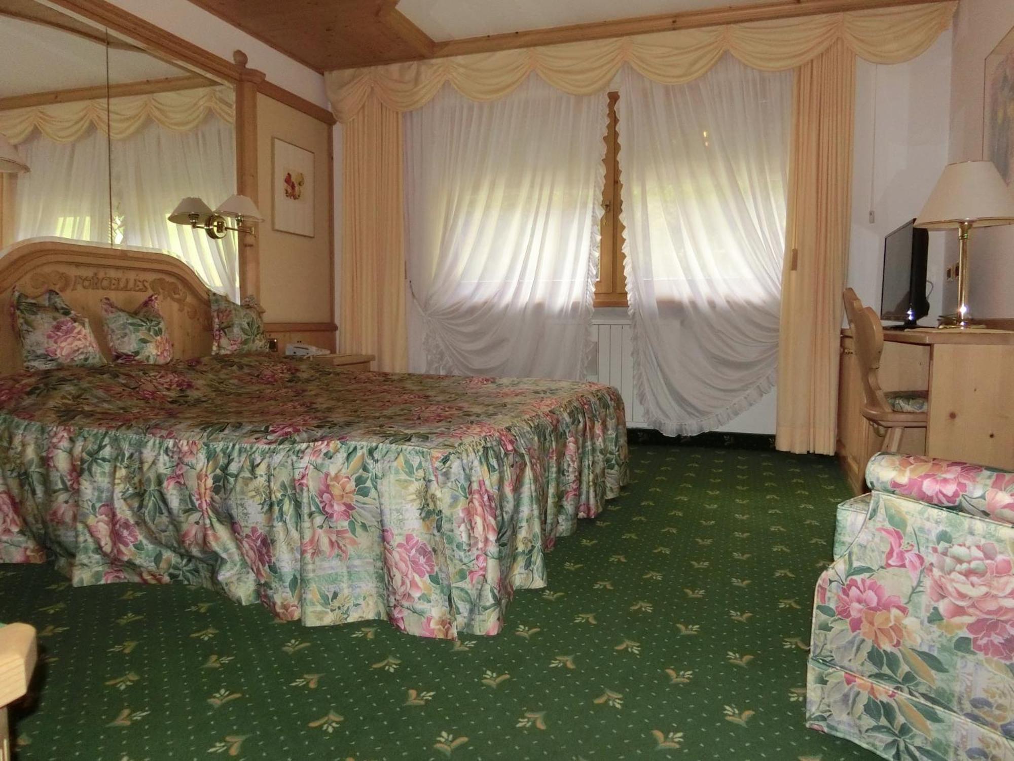 Garni Criss Aparthotel Колфоско Екстериор снимка