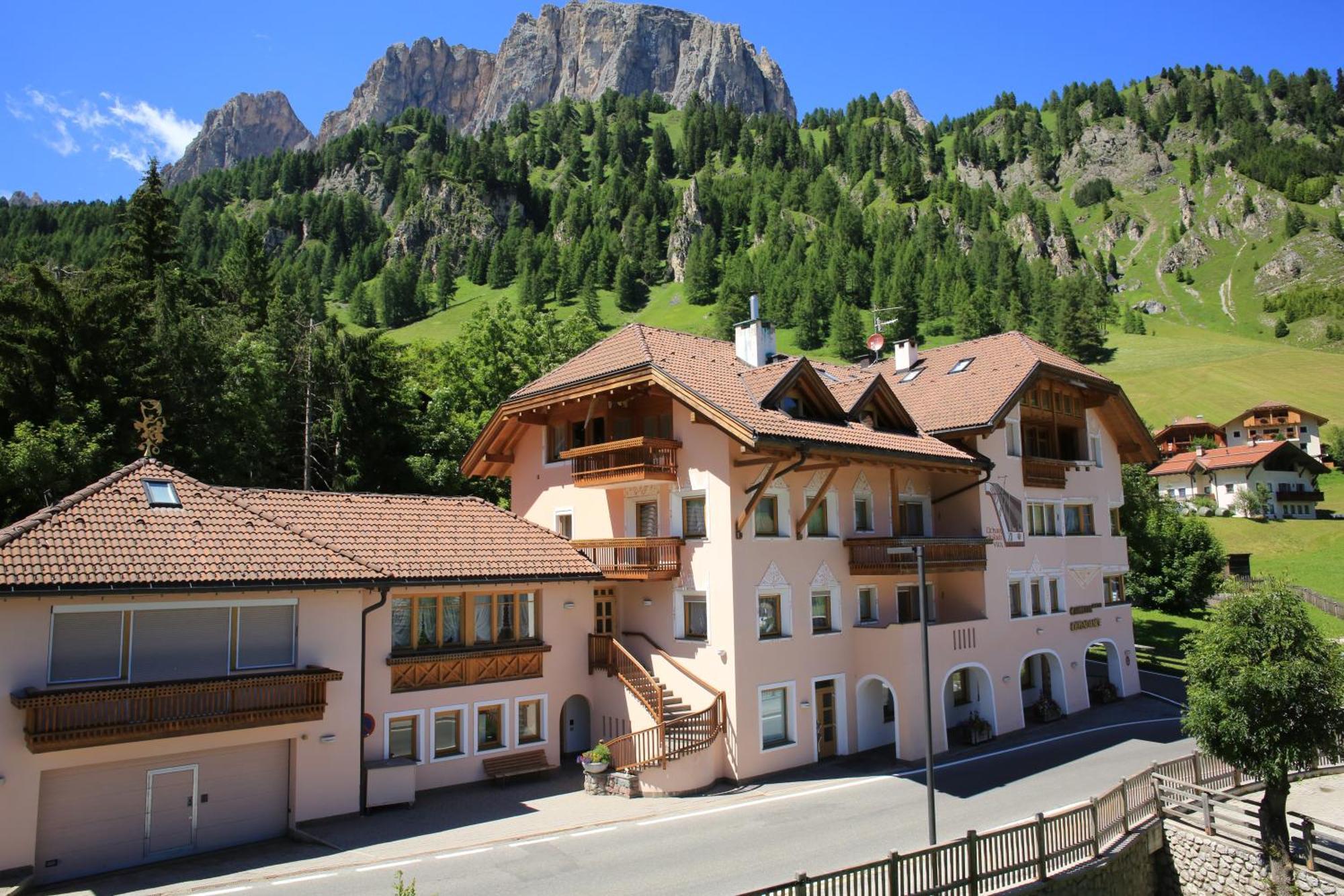 Garni Criss Aparthotel Колфоско Екстериор снимка