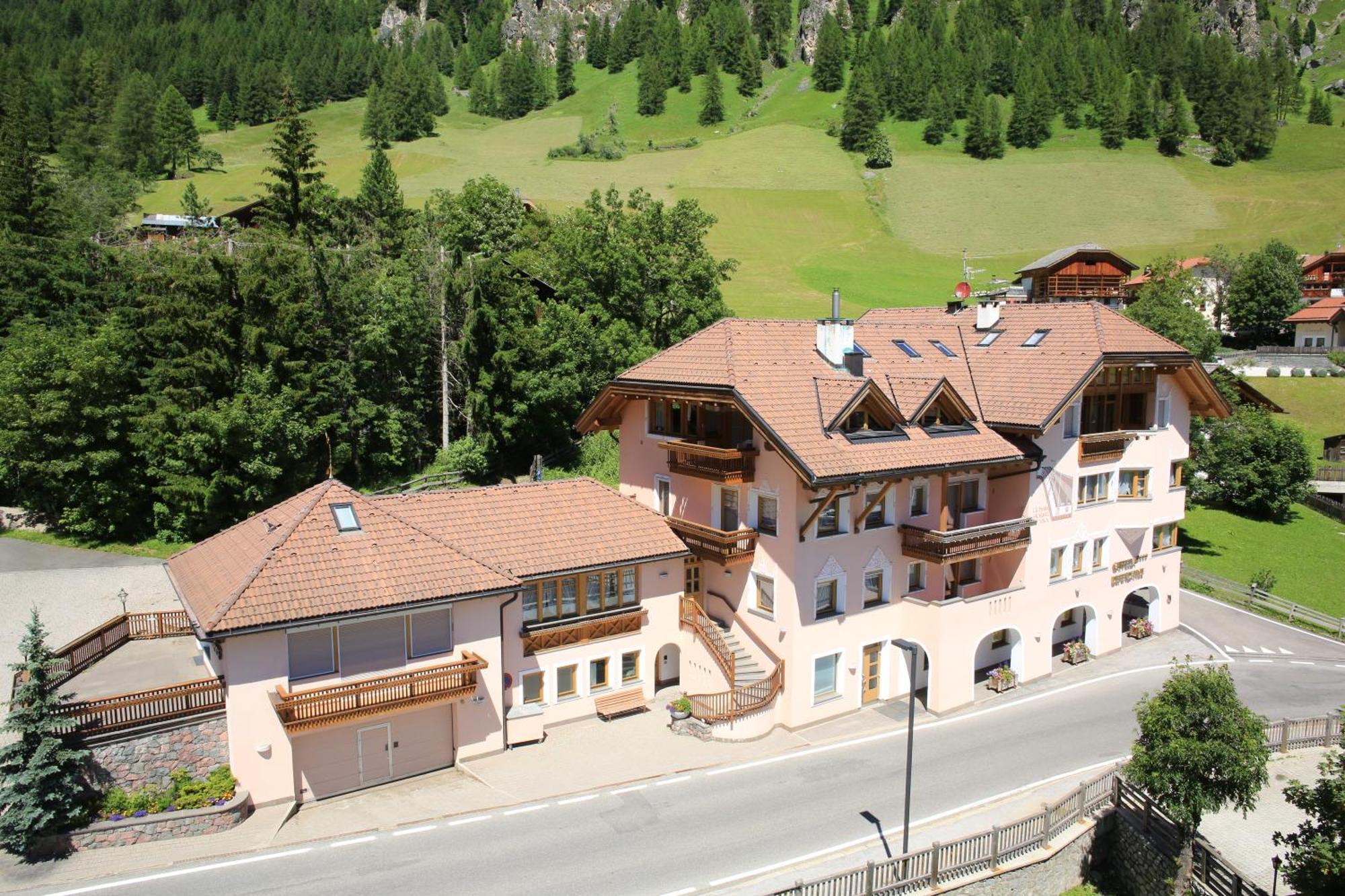 Garni Criss Aparthotel Колфоско Екстериор снимка