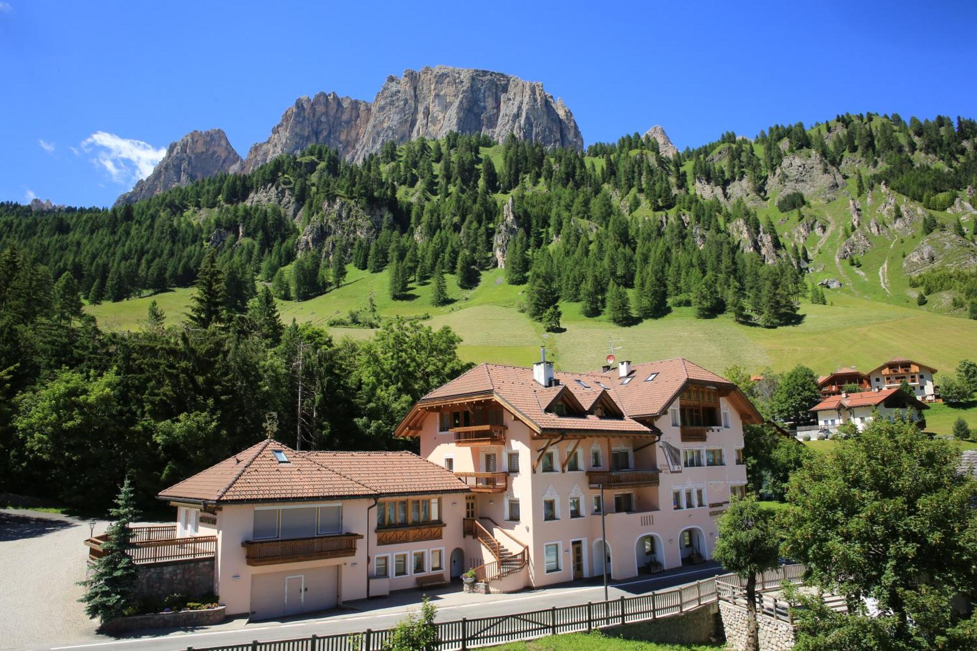 Garni Criss Aparthotel Колфоско Екстериор снимка