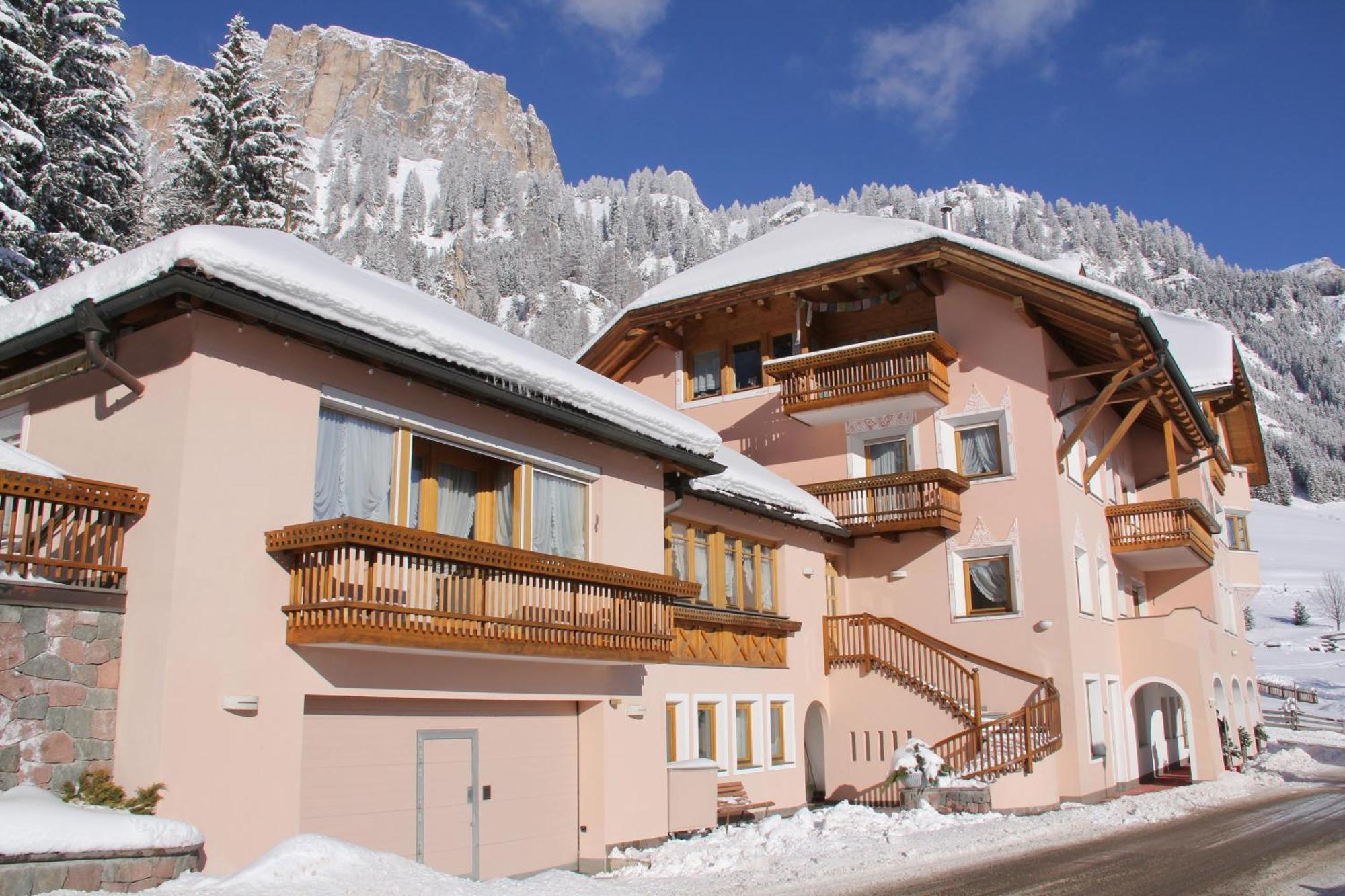 Garni Criss Aparthotel Колфоско Екстериор снимка