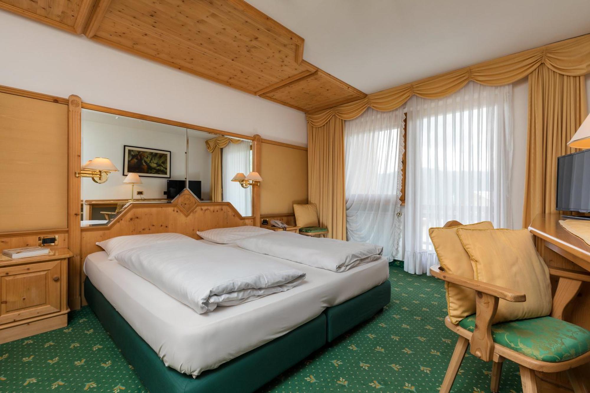 Garni Criss Aparthotel Колфоско Екстериор снимка