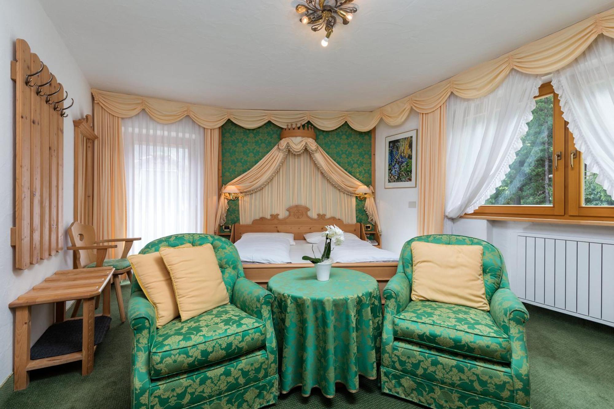 Garni Criss Aparthotel Колфоско Екстериор снимка